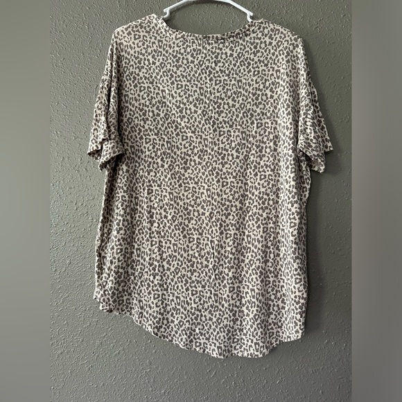 Woman’s American Eagle Medium Lightweight Leopard Print V-Neck Blouse Top - Picture 7 of 7